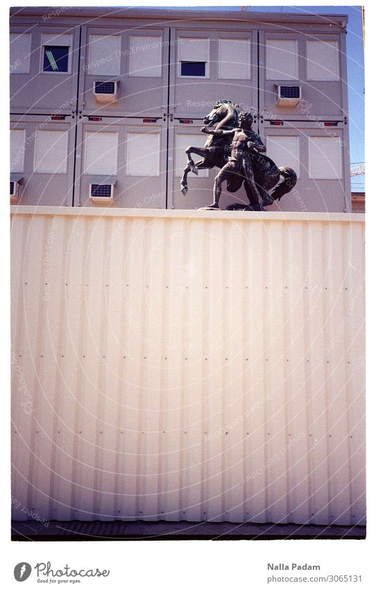 Baustellenpferd Wien Österreich Europa Stadt Hauptstadt Menschenleer Baucontainer Denkmal Pferd 1 Tier Metall ästhetisch gelb grau schwarz weiß standhaft