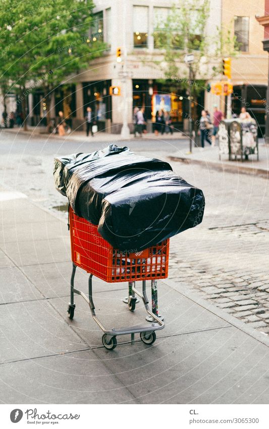 obdachlos New York City Manhattan USA Stadt Stadtzentrum Fußgängerzone Verkehrswege Straße Wege & Pfade Verpackung Einkaufswagen Einsamkeit Zukunftsangst