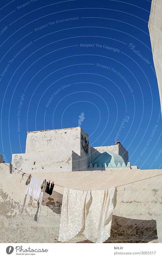 Wäsche an Wäscheleine, vor Haus in Marokko. Schönes Wetter Bekleidung T-Shirt weiß Tag