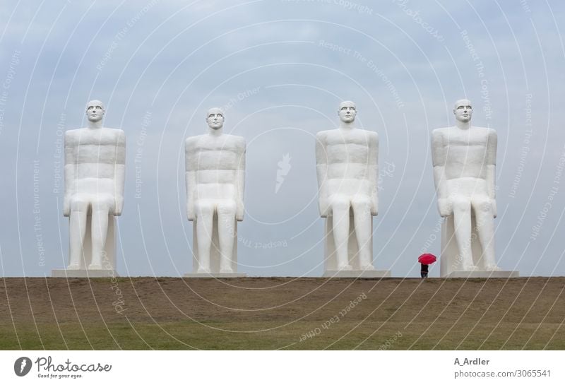 Vier übergroße Menschenfiguren mit rotem Regenschirm Kunst Kunstwerk Skulptur Kultur Bauwerk Sehenswürdigkeit Wahrzeichen Denkmal Mensch am Meer Stein Beton