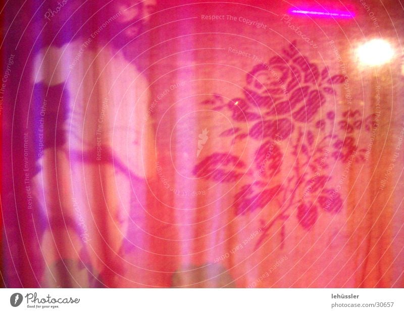 weiche fassade rosa Rose Mann Ausstellung Tuch Schatten Vorhang Kunst Skulptur Licht Innenaufnahme