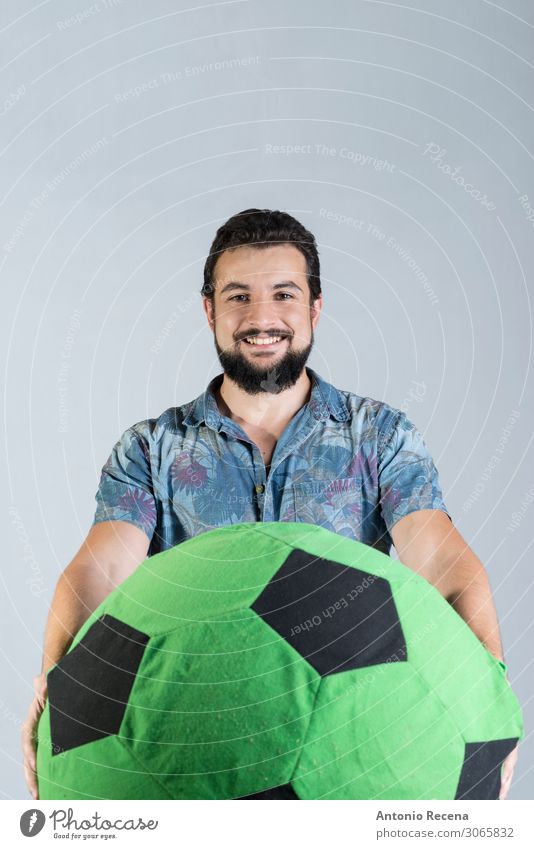 Fußball Fan Sport im Studio Schuss Freude Mann Erwachsene Hemd Luftballon Lächeln stehen Wut selbstbewußt hawaiianisch bärtig Ausdruck Arabien