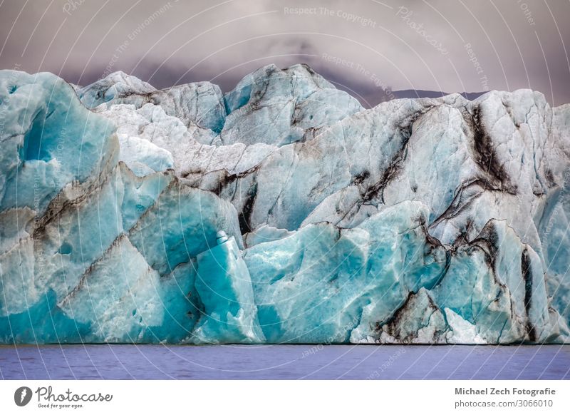 blaue Gletscherstruktur an der Lagune Fjallsarlon auf Island schön Ferien & Urlaub & Reisen Tourismus Ausflug Meer Winter Schnee Berge u. Gebirge Umwelt Natur
