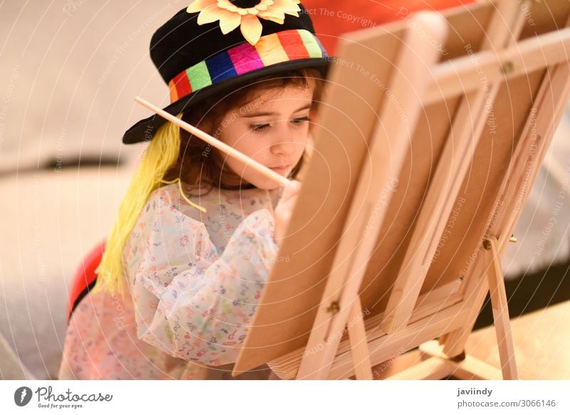 Kleines Mädchen malt zu Hause ein Bild. Freude Glück schön Spielen Sonne Tisch Kind Handwerk Kindheit 1 Mensch 3-8 Jahre Kunst Hut Lächeln klein lustig niedlich