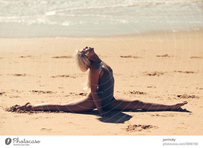 Kaukasische blonde Frau, die Yoga am Strand praktiziert. Lifestyle schön Körper Erholung Meditation Sommer Meer Sport Mensch feminin Junge Frau Jugendliche