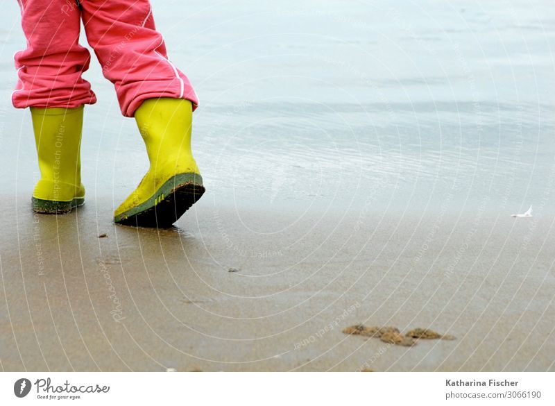 Gummistiefel am Strand Natur Sand Wasser Frühling Herbst Nordsee stehen blau gelb grün rosa Trainingshose Wellen Meer Spaziergang Farbfoto Außenaufnahme Morgen