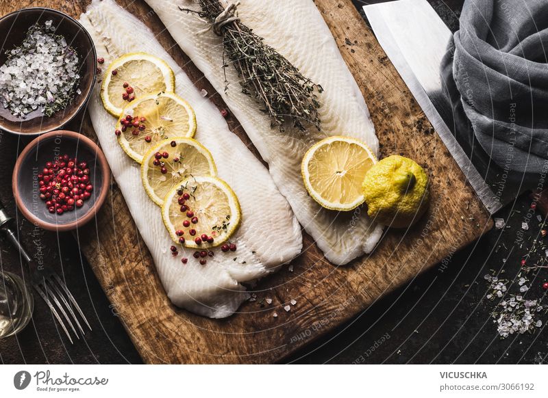Kabeljau Filet mit Zitronenscheiben und Kräutern Lebensmittel Fisch Ernährung Mittagessen Bioprodukte Diät Geschirr Stil Design Gesunde Ernährung Küche