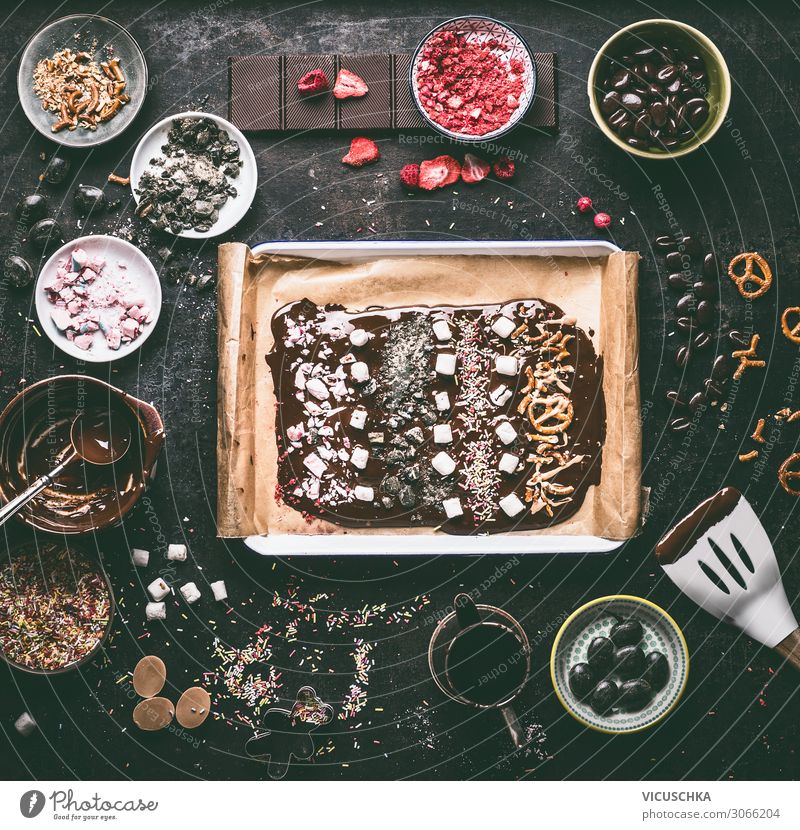 Hausgemachte Schokolade mit verschiedenen Belägen Lebensmittel Dessert Süßwaren Ernährung Festessen Kakao Geschirr Stil Design Häusliches Leben Feste & Feiern