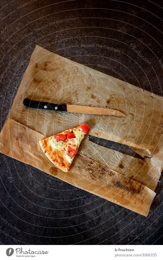 das letzte Stück Lebensmittel Teigwaren Backwaren Ernährung Italienische Küche Messer wählen Essen Pizza Teile u. Stücke Käse Tomate backpapier Farbfoto