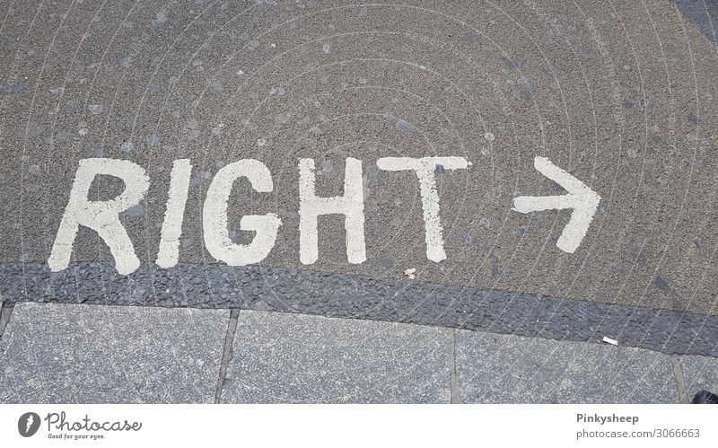 Right? Right! Rechts! Pfeil grau weiß Ziel Straße London rechts links zeigen Richtung Blick Buchstaben Englisch richtig wo Wege & Pfade Kaugummi Farbfoto