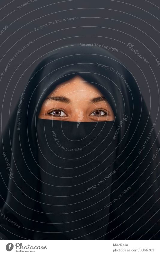 Muslima Mensch feminin Junge Frau Jugendliche Erwachsene Kopf Gesicht Auge 1 18-30 Jahre Bekleidung Schutzbekleidung Burka Kopftuch Gefühle Zukunftsangst