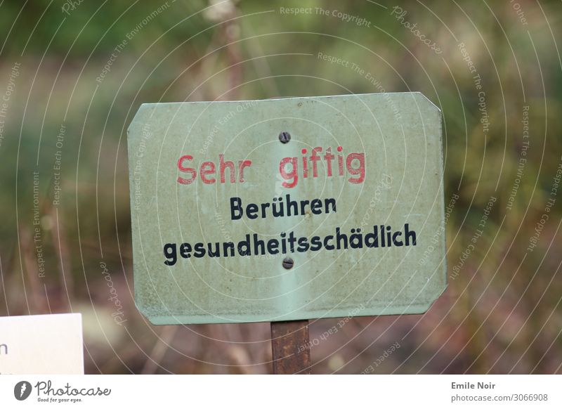 Sehr giftig! Umwelt Pflanze Garten Park Feld Zeichen Schriftzeichen Hinweisschild Warnschild dreckig Gift Farbfoto abstrakt