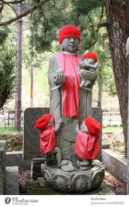 Statue mit Kindern Koyasan Japan Friedhof Trauer Verfall Vergänglichkeit verlieren Farbfoto Außenaufnahme Tag