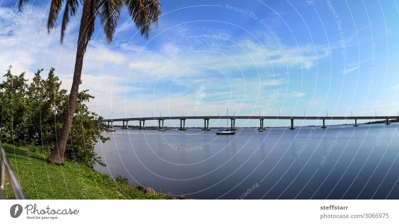 Edison-Brücke über den Caloosahatchee River in Fort Myers Ferien & Urlaub & Reisen Ausflug Meer Segeln Natur Landschaft Küste Hafen Straße Segelboot