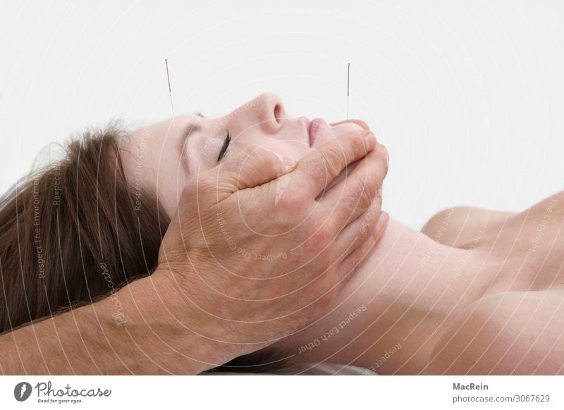 Akupunktur Erholung Meditation Arzt Mensch feminin Junge Frau Jugendliche Erwachsene Körper Haut Kopf Gesicht 18-30 Jahre liegen Gesundheitswesen Tradition