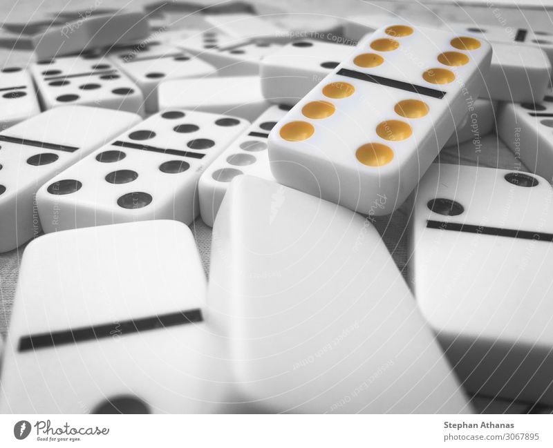 Gelbe doppelte sechs Dominosteine Lifestyle Freude Glück Rauchen harmonisch Erholung ruhig Freizeit & Hobby Spielen Glücksspiel Lotterie Roulette