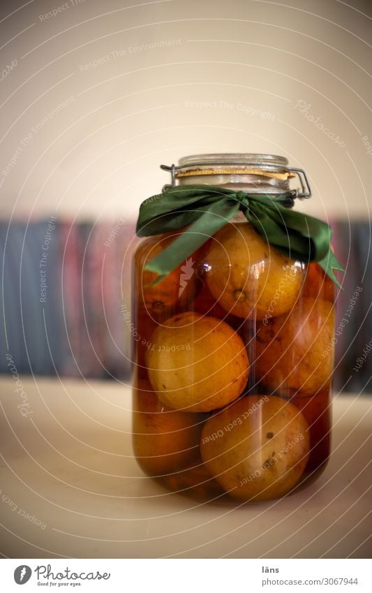 Eingelegte Orangen Lebensmittel Ernährung Insel Paros Griechenland kaufen konserviert Glas Farbfoto Innenaufnahme Menschenleer Textfreiraum links