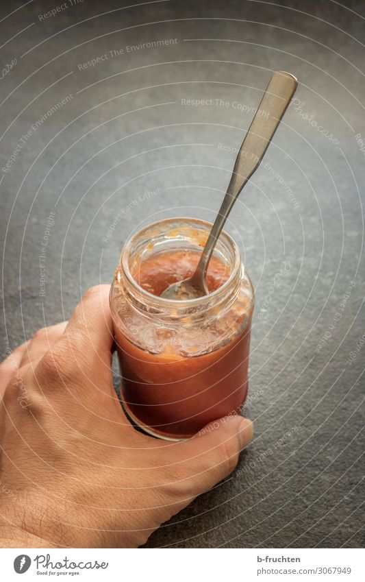 Ein Glas Koniftüre Lebensmittel Marmelade Ernährung Frühstück Gesunde Ernährung Freizeit & Hobby Tisch Küche Hand Finger wählen Essen festhalten genießen frisch