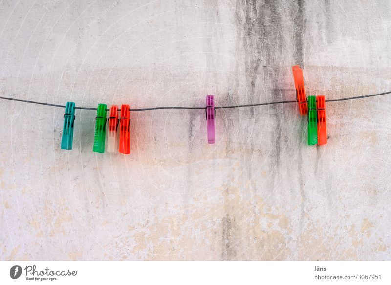 Wäscheklammern Häusliches Leben Seil Insel Paros Mauer Wand authentisch einfach Billig nachhaltig Griechenland Farbfoto mehrfarbig Außenaufnahme Menschenleer