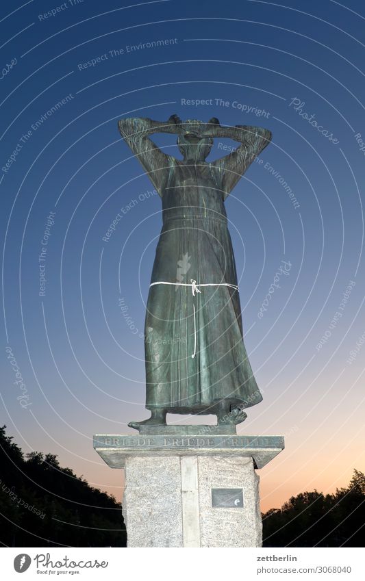 Statue am 17. Juni Berlin Deutschland Dämmerung Hauptstadt Nacht Tiergarten Spreebogen Straße des 17. Juni Denkmal Skulptur Bronze der rufer gerhard marcks