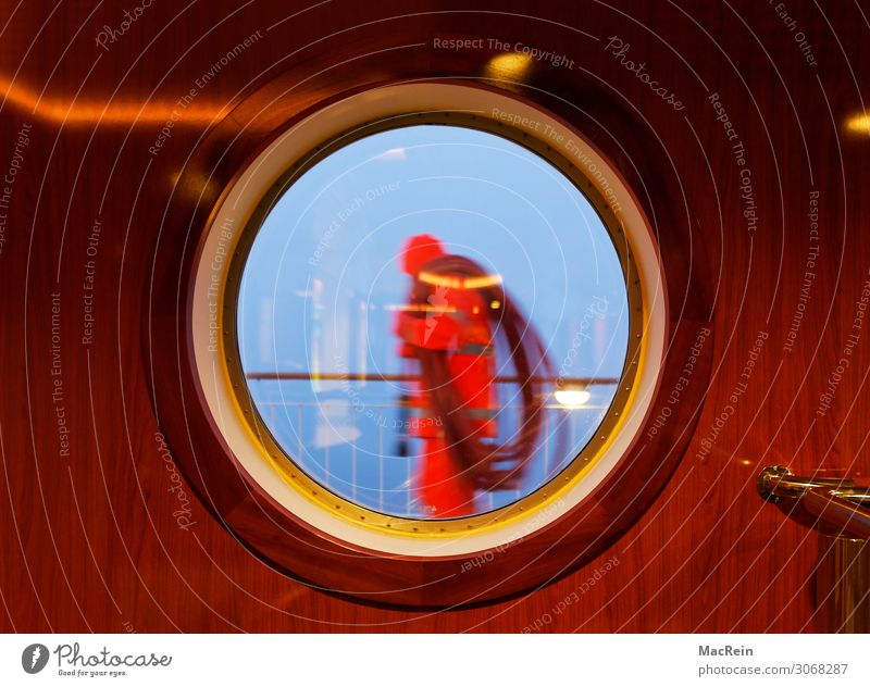 Bullauge Mensch maskulin Mann Erwachsene 1 45-60 Jahre Luft Wasser Sturm Regen Schifffahrt Passagierschiff Kreuzfahrtschiff tragen Seemann Farbfoto