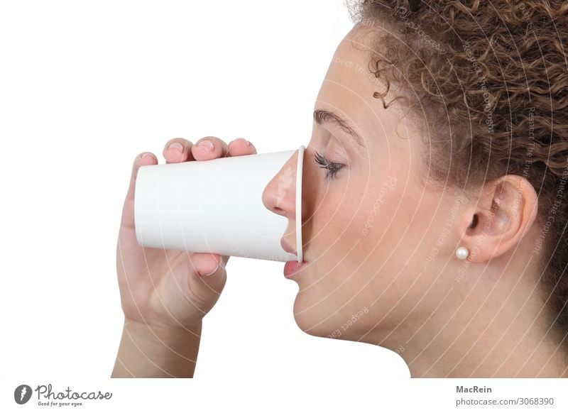Heisse Tasse trinken Milch Kaffee Becher Frau Erwachsene Kopf Gesicht Ohr Nase Mund Hand 1 Mensch 18-30 Jahre Jugendliche Flüssigkeit Pause Cappuccino gepflegt