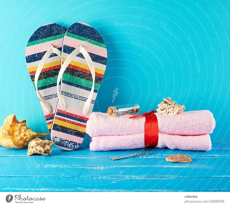 Paar weibliche Strandschuhe und ein rosa Handtuch. Lifestyle Stil Erholung Freizeit & Hobby Ferien & Urlaub & Reisen Sommer Meer Mode Bekleidung Schuhe