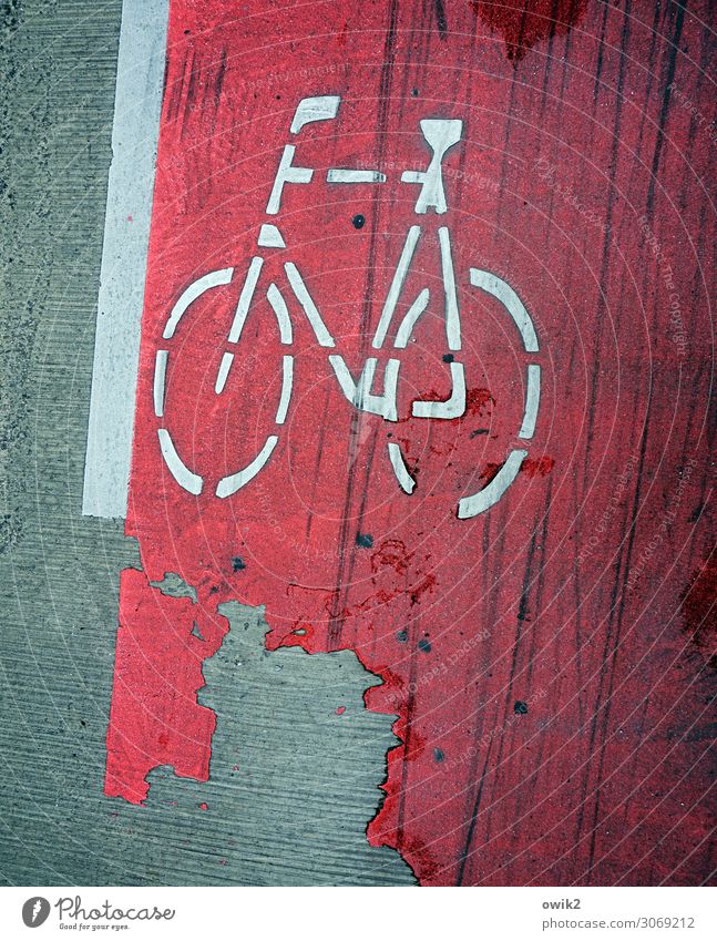 Mitgenommen Verkehr Verkehrswege Fahrradweg Zeichen unten Stadt rot weiß Piktogramm Abnutzung Schaden Bodenbelag Asphalt Spuren Farbstoff Farbfoto Außenaufnahme