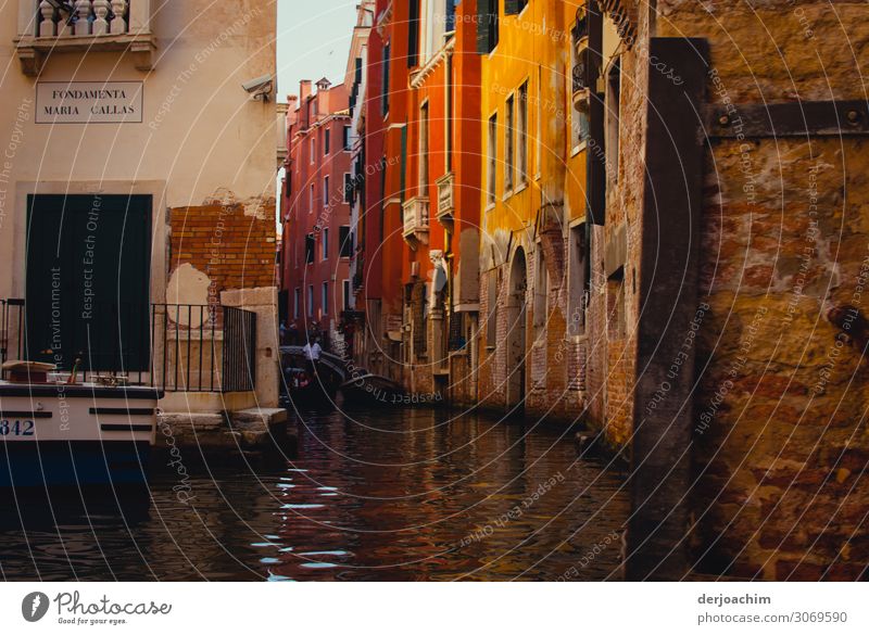 Maria Callas heißt die Wasserstraße in mitten der Kanäle in Venedig.  Alles ganz schmal und die Sonne scheint. exotisch Ausflug Häusliches Leben Sommer