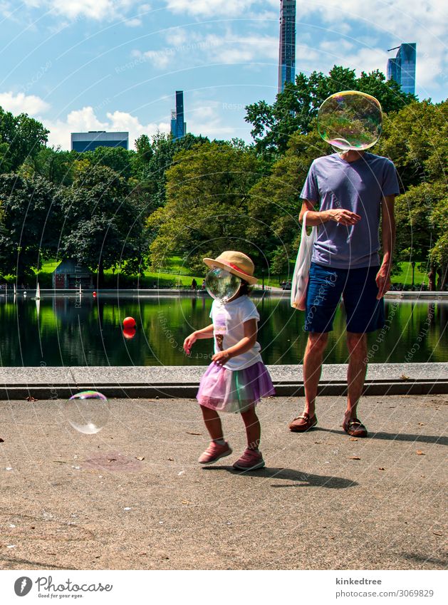 Blasenköpfe jagen Menschen Blasen im Park. Freude Städtereise Sommer Sonne Kind Mädchen Mann Erwachsene Vater 2 Kunst Pflanze Wasser Himmel Wolken