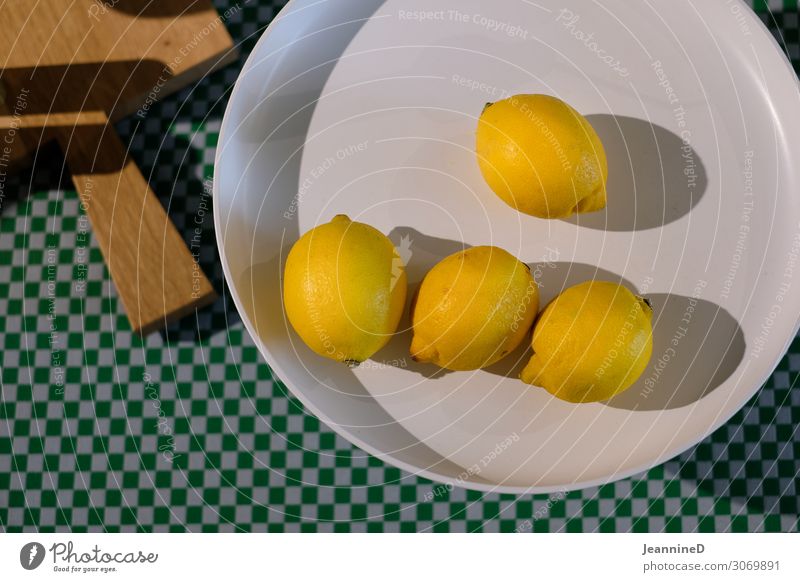 Zitronen auf Teller Slowfood Italienische Küche Getränk Erfrischungsgetränk kochen & garen Sommer Tisch Erntedankfest Wellness Koch Gesundheitswesen Urelemente