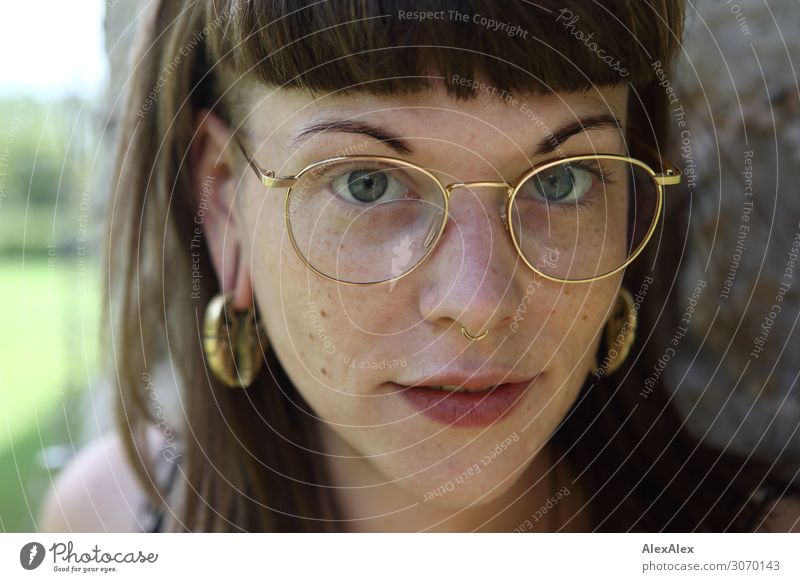 Portrait einer jungen Frau - Durchblick Lifestyle Stil schön Leben Junge Frau Jugendliche 18-30 Jahre Erwachsene Ohrringe Brille brünett langhaarig beobachten