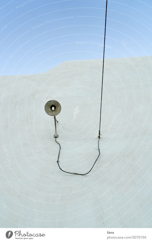 Licht von oben Haus Lampe Kabel Himmel Insel Santorin Griechenland Menschenleer Mauer Wand einzigartig Problemlösung Farbfoto Außenaufnahme Textfreiraum oben