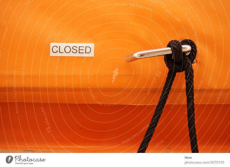 Closed - Geschlossen Seil Schifffahrt Bootsfahrt Passagierschiff Fähre orange Rätsel Schutz geschlossen Griff Sicherheit Beschriftung Farbfoto Außenaufnahme
