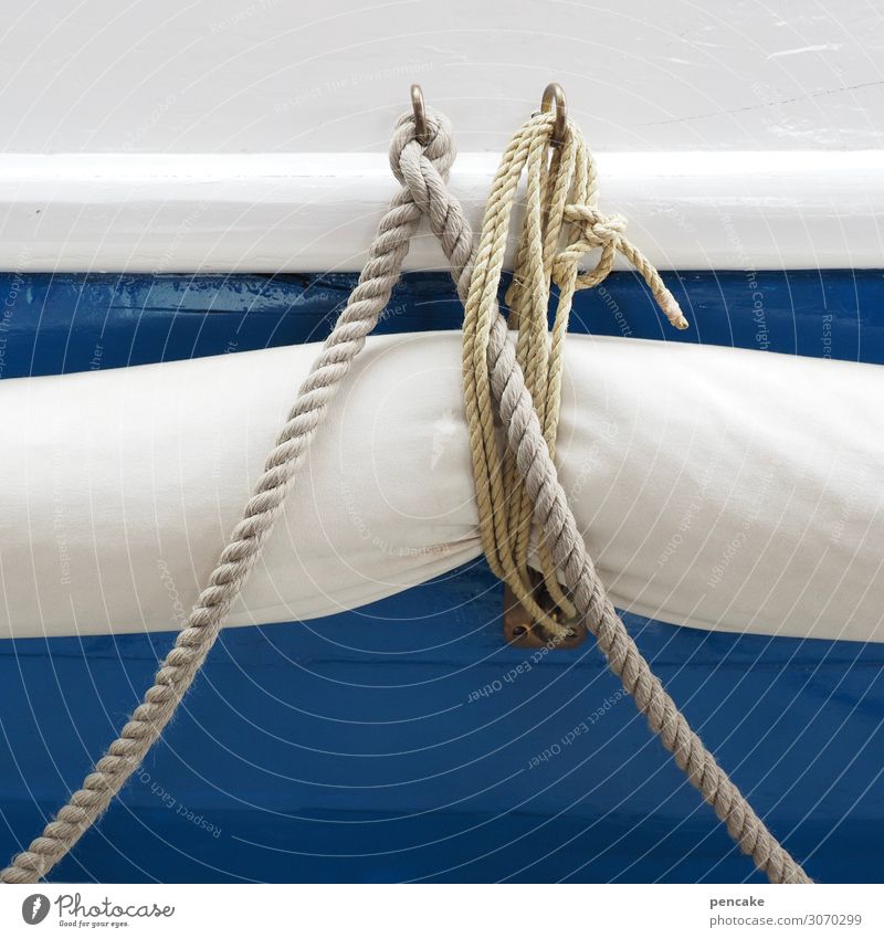 leinenpflicht Schifffahrt Beiboot nah maritim Seil Rettung Meer Nordsee blau-weiß Schiffsunglück Museum Niederlande Farbfoto Außenaufnahme abstrakt
