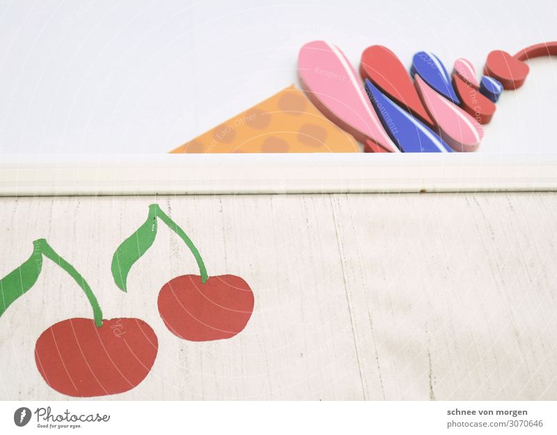 Eiszeit Lebensmittel Speiseeis Übergewicht Essen Fressen Kitsch süß "Sommer architektur Fassade Kirsche Werbung hörnchen farbe" Farbfoto Licht Schatten Kontrast