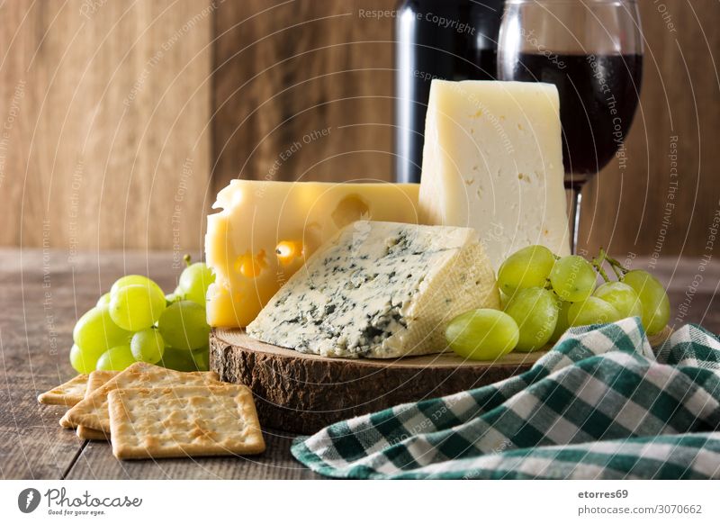 Sortiment an Käse und Wein auf Holztisch Lebensmittel Gesunde Ernährung Foodfotografie Getränk Alkohol Flasche Französisch Feinschmecker Blauschimmelkäse blau