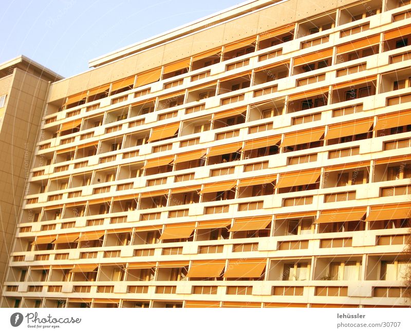 platte Plattenbau Gebäude Balkon Raster Beton Architektur jalousinen orange Himmel Detailaufnahme Strukturen & Formen stylomat ...