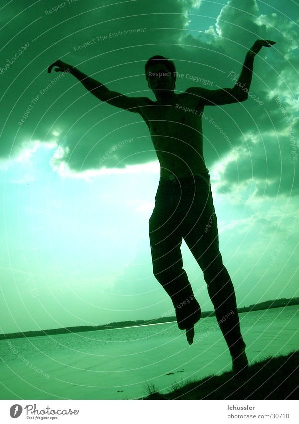 menschlicher kranich Mann maskulin Kranich springen Karate grün See Meer Wolken Licht Mensch Schatten