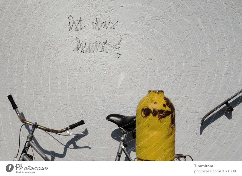 Das ist die Frage! Haus Mauer Wand Fahrrad Metallbehälter Beton Schriftzeichen einfach gelb grau schwarz Gefühle Rätsel Treppengeländer Beschriftung Fragen