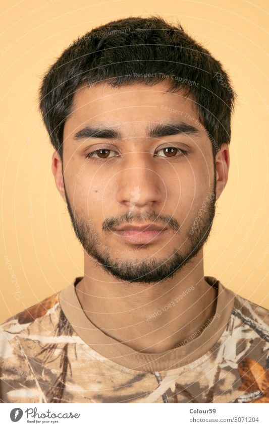 Portrait von jungem Mann Stil Mensch maskulin Junger Mann Jugendliche Kopf Gesicht Bart 1 18-30 Jahre Erwachsene Mode schwarzhaarig Vollbart Blick authentisch