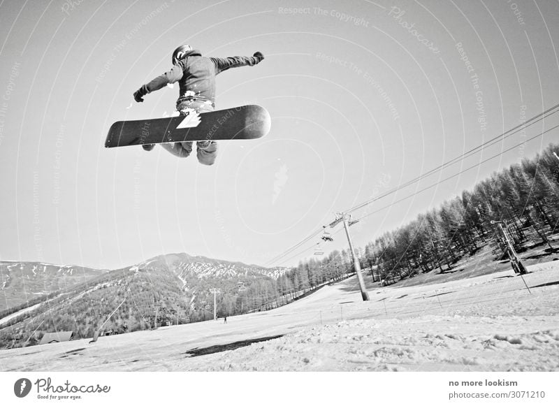 rail and fly Lifestyle Sport Wintersport Snowboard Skipiste Schnee Alpen Berge u. Gebirge Gipfel Helm Freiheit Tourismus Ferien & Urlaub & Reisen springen