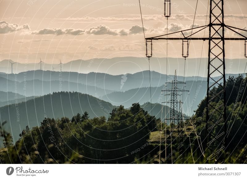 Strom über dem Schwarzwald Energiewirtschaft Windkraftanlage Strommast Elektrizität Umwelt Natur Landschaft Wald komplex Konkurrenz Farbfoto Außenaufnahme