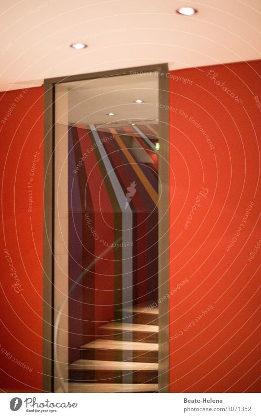 verspie(ge)lt harmonisch Wohlgefühl Mauer Wand Treppe Spiegel Bekleidung Sehenswürdigkeit wählen leuchten elegant groß modern mehrfarbig rot Coolness