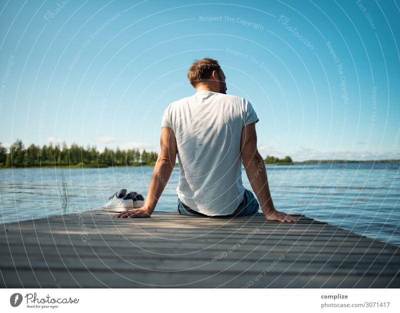 Mann sitzt auf Holzsteg am See in Finnland Glück Gesundheit Alternativmedizin Wellness harmonisch Erholung ruhig Sauna Schwimmen & Baden
