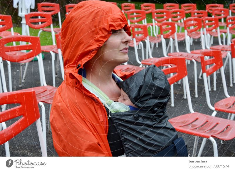 Wind und Wetter trotzen Stuhl Entertainment Baby Frau Erwachsene Mutter 2 Mensch Veranstaltung Konzert Umwelt schlechtes Wetter Regen Park Regenjacke