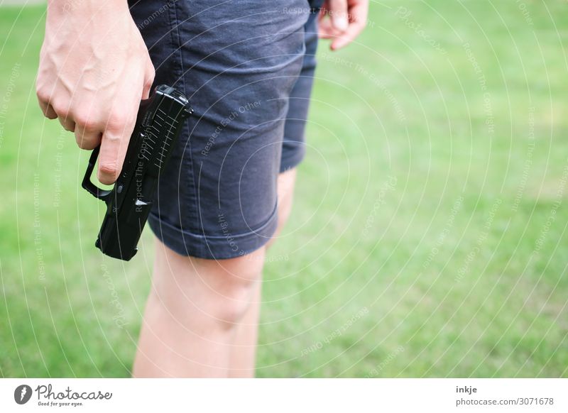 Luftpistole Freizeit & Hobby sportschießen Junger Mann Jugendliche Erwachsene Kindheit Leben Hand 1 Mensch 13-18 Jahre 18-30 Jahre Wiese Shorts Pistole stehen