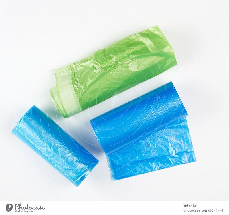 drei aufgerollte Rollen mit Plastikmüllsäcken Werkzeug Umwelt Container Paket Kunststoff neu Sauberkeit blau grün weiß Farbe Umweltverschmutzung Tasche Behälter
