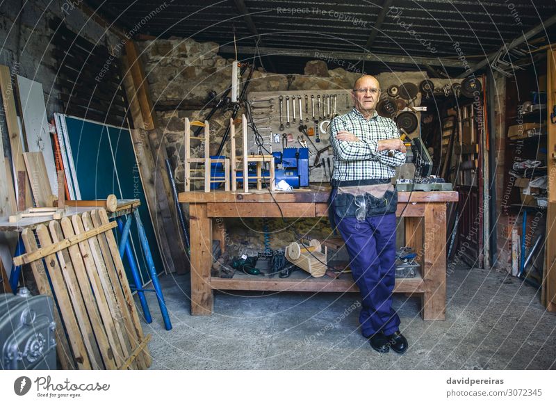 Schreiner in seiner Werkstatt Handwerk Business Maschine Mensch Mann Erwachsene Holz alt stehen authentisch Zimmerer reif Schreinerei Körperhaltung Hobelbank