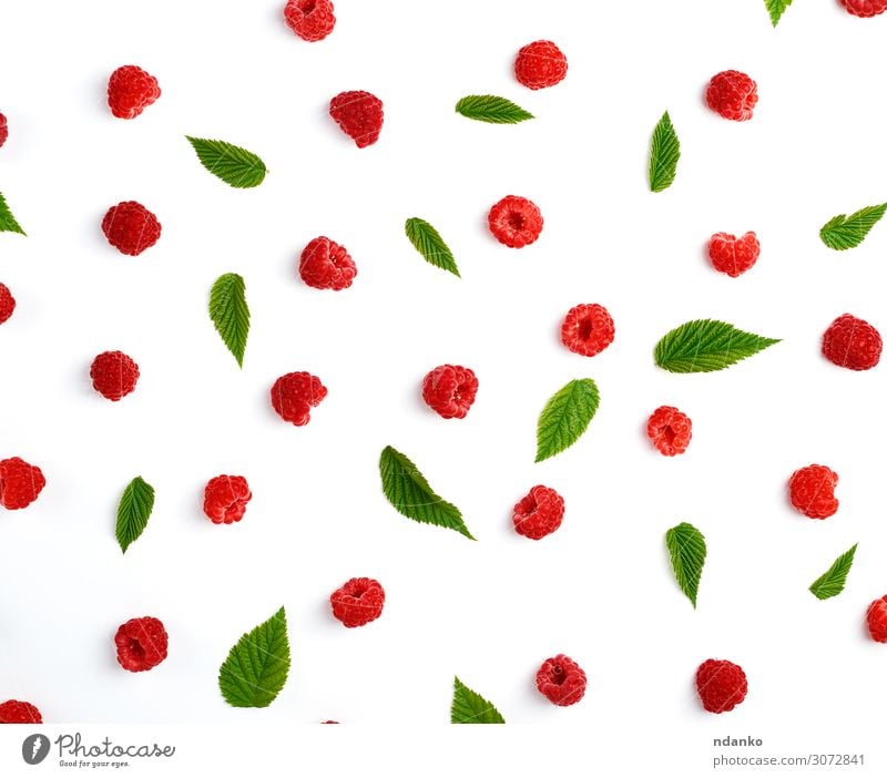 rote reife Himbeeren und grüne Blätter Frucht Dessert Süßwaren Ernährung Vegetarische Ernährung Diät Saft Sommer Natur Pflanze Blatt Essen frisch lecker